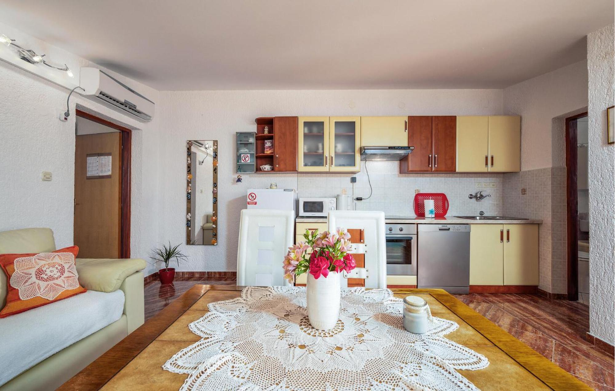 1 Bedroom Beautiful Apartment In Betiga Barbariga Exterior foto