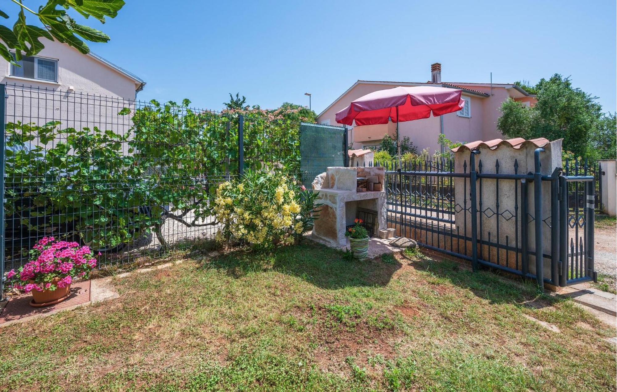 1 Bedroom Beautiful Apartment In Betiga Barbariga Exterior foto